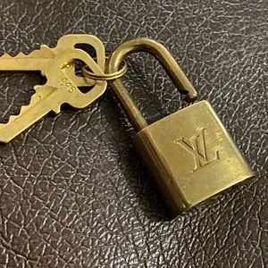 100% Authentic Lv lock and keys set 🔐